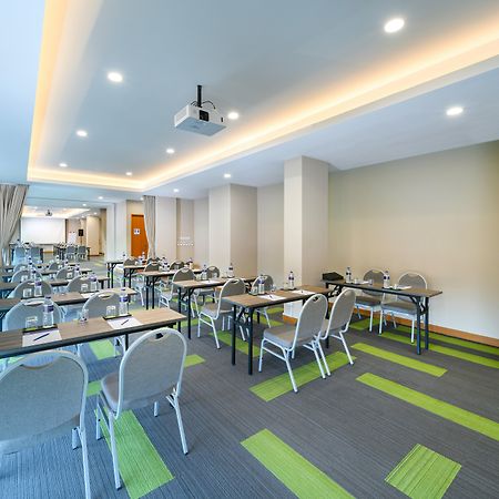 Holiday Inn Express Jakarta Matraman By Ihg Exterior foto