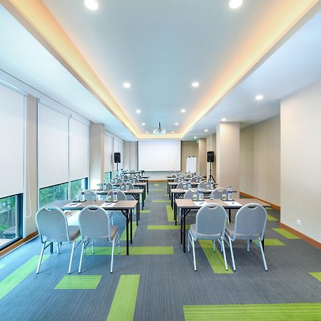 Holiday Inn Express Jakarta Matraman By Ihg Exterior foto