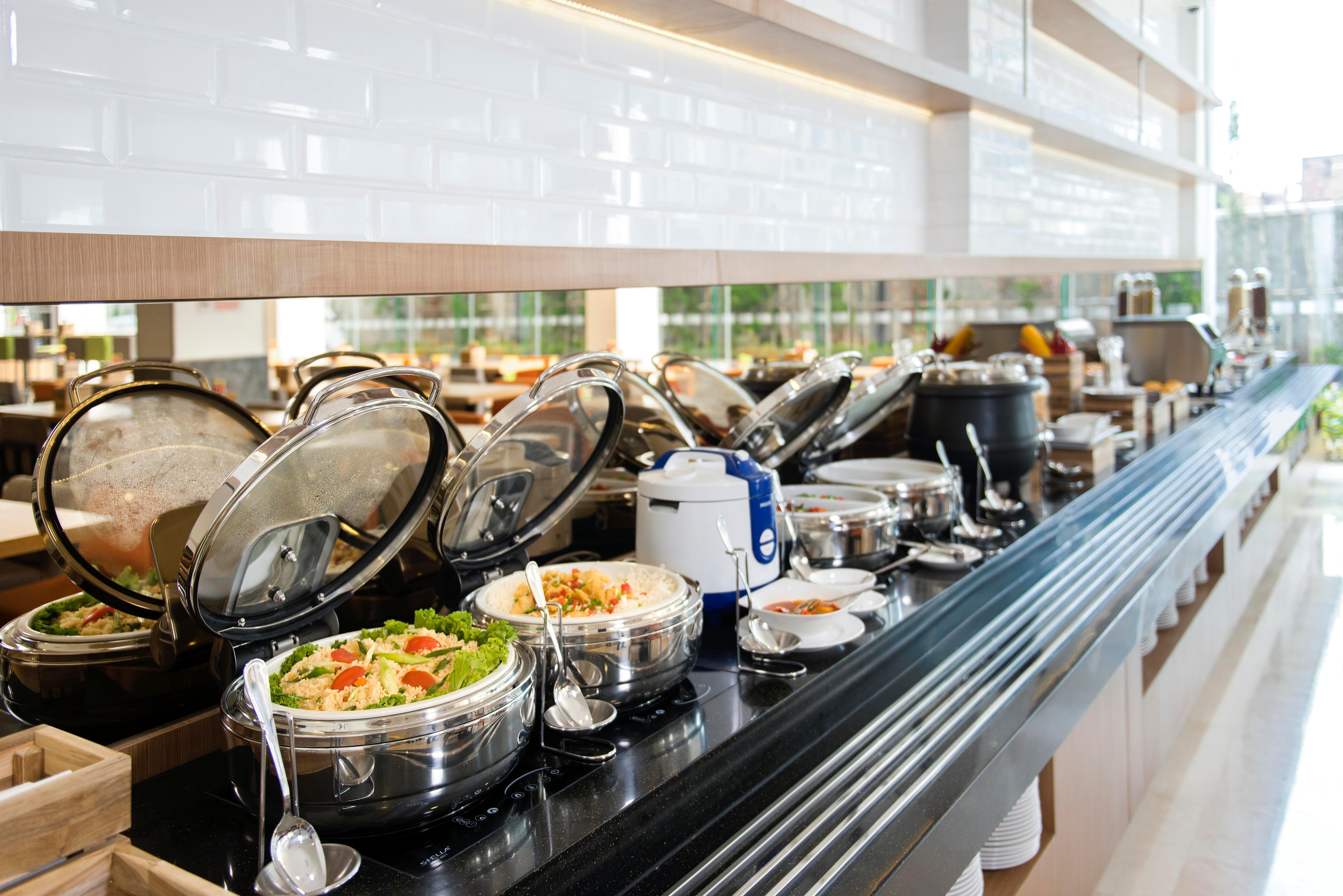 Holiday Inn Express Jakarta Matraman By Ihg Exterior foto