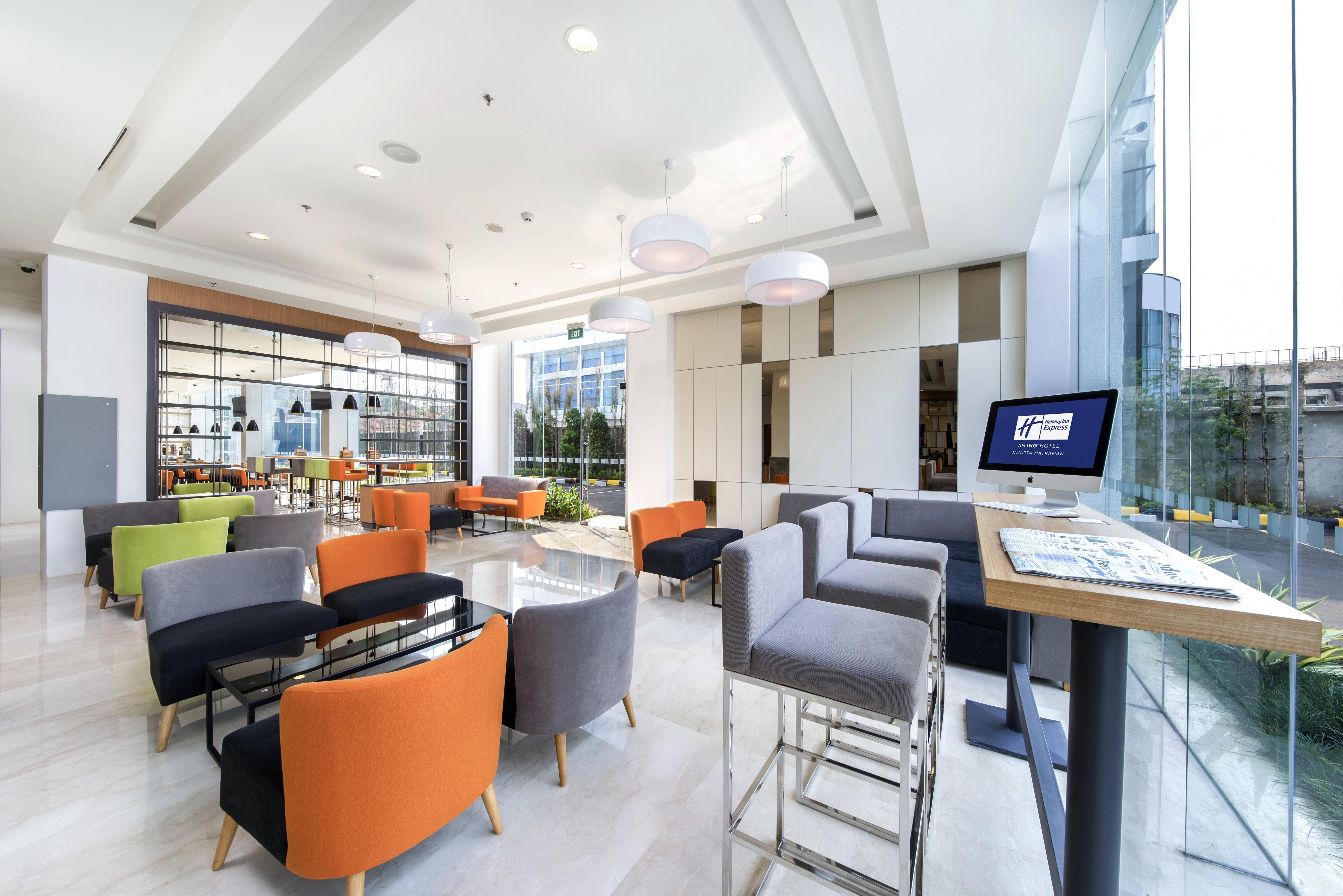 Holiday Inn Express Jakarta Matraman By Ihg Exterior foto