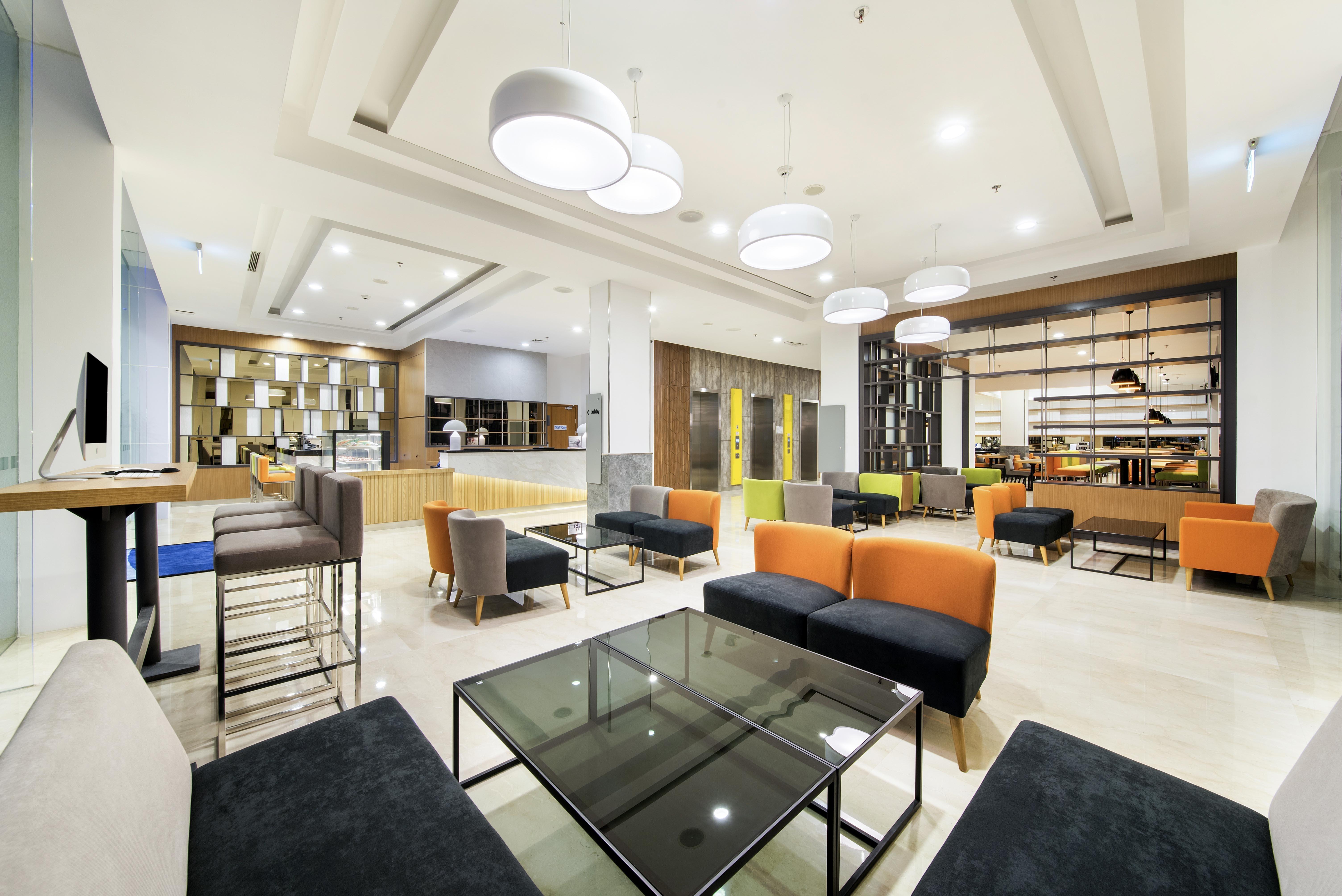 Holiday Inn Express Jakarta Matraman By Ihg Exterior foto