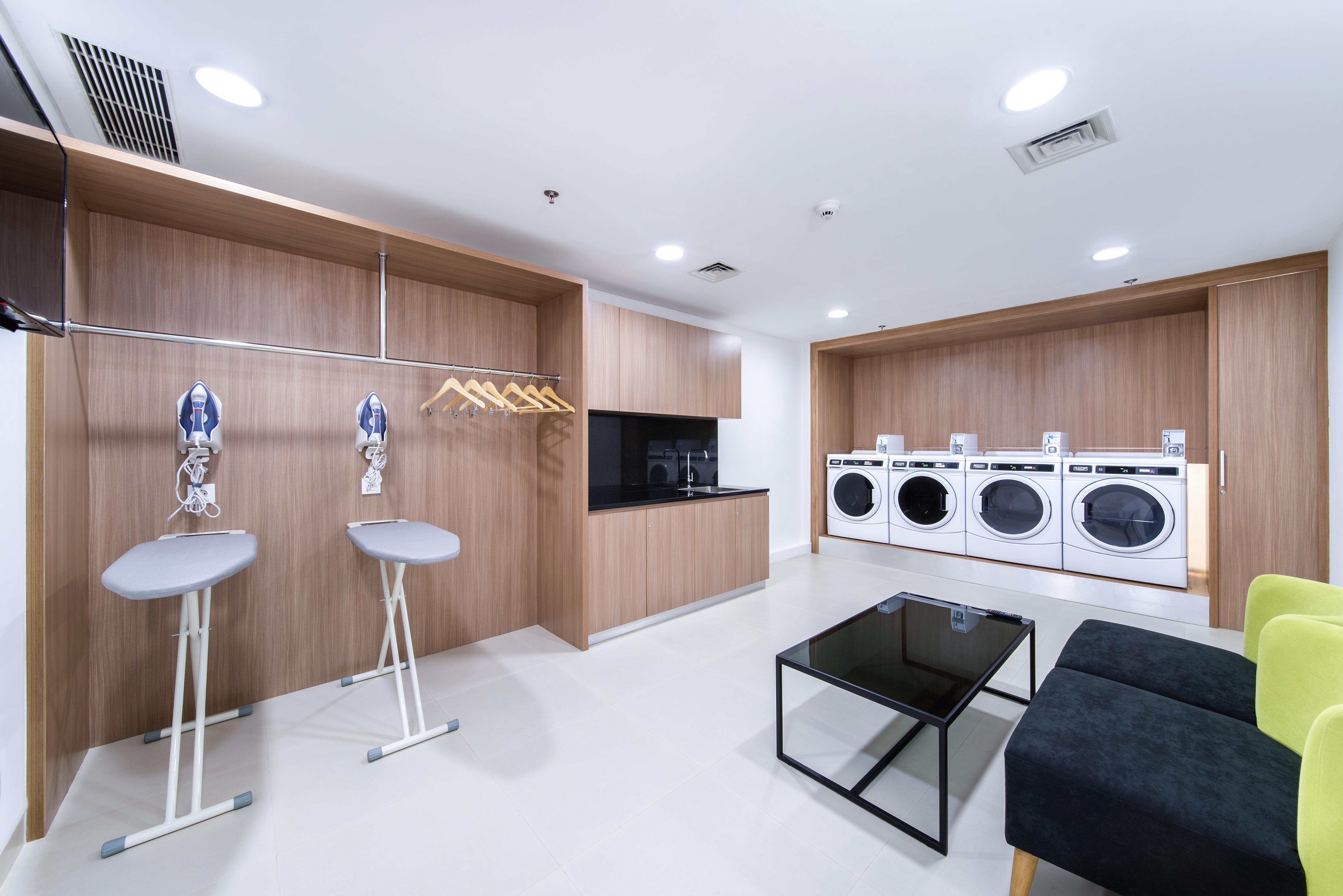 Holiday Inn Express Jakarta Matraman By Ihg Exterior foto