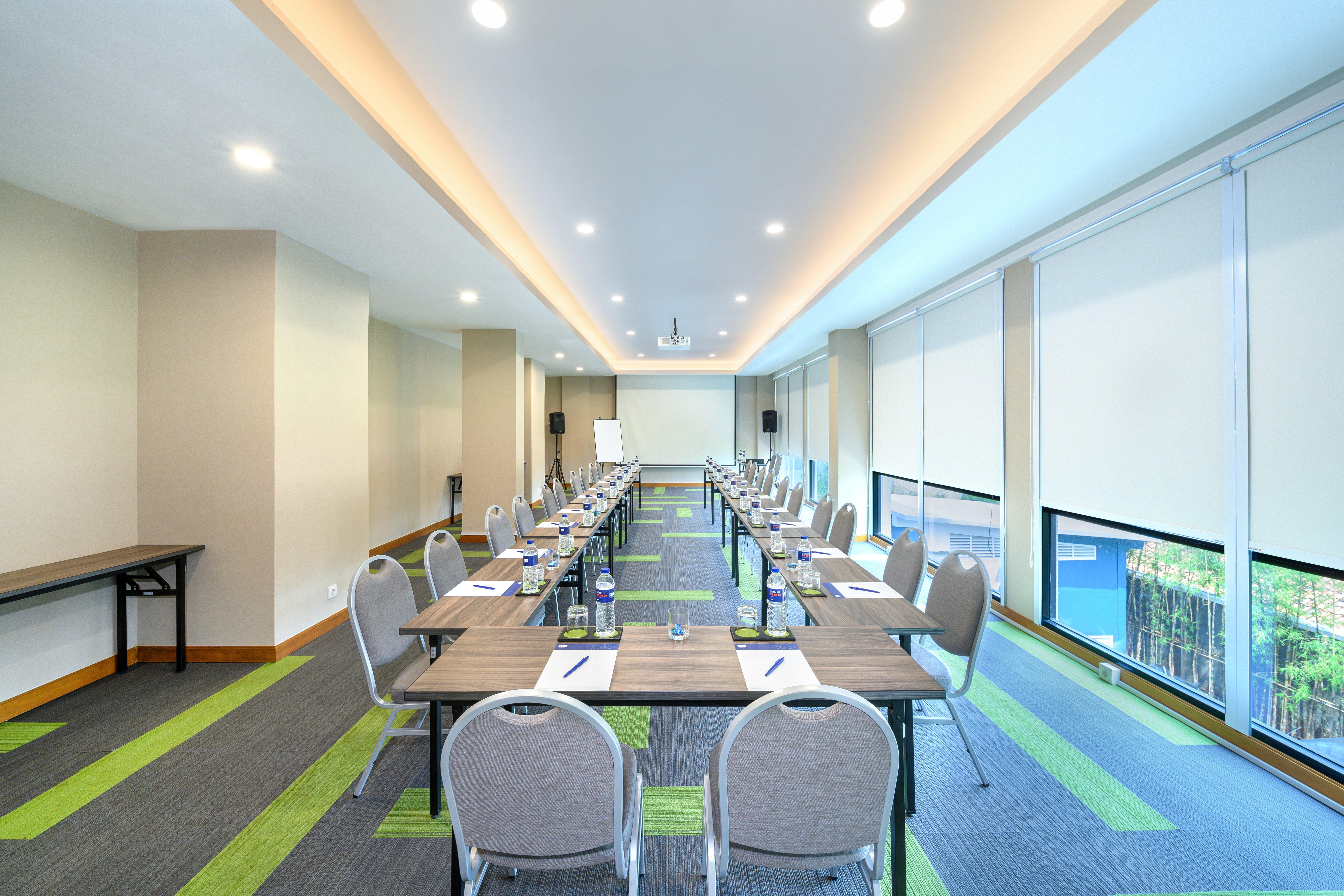 Holiday Inn Express Jakarta Matraman By Ihg Exterior foto