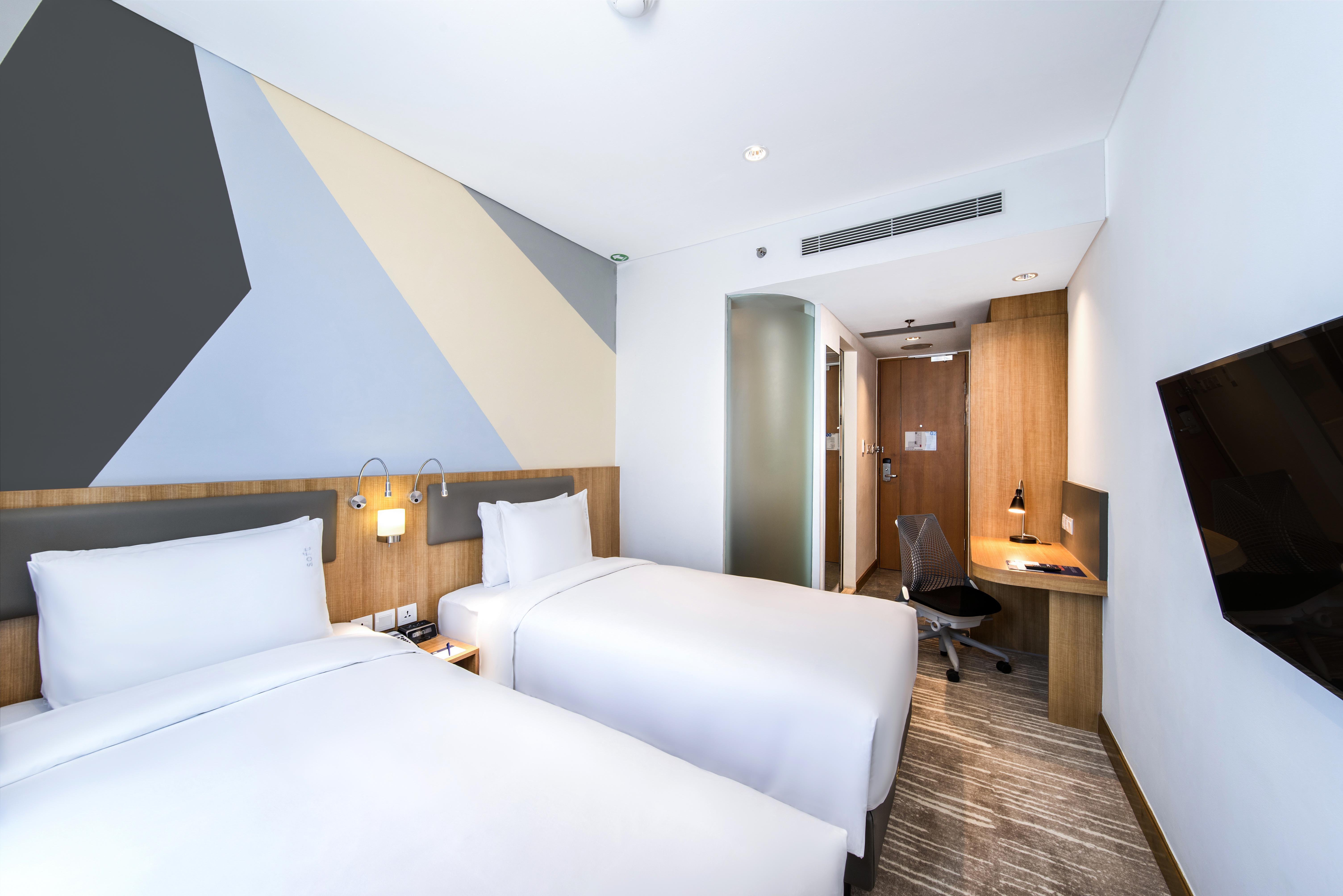 Holiday Inn Express Jakarta Matraman By Ihg Exterior foto