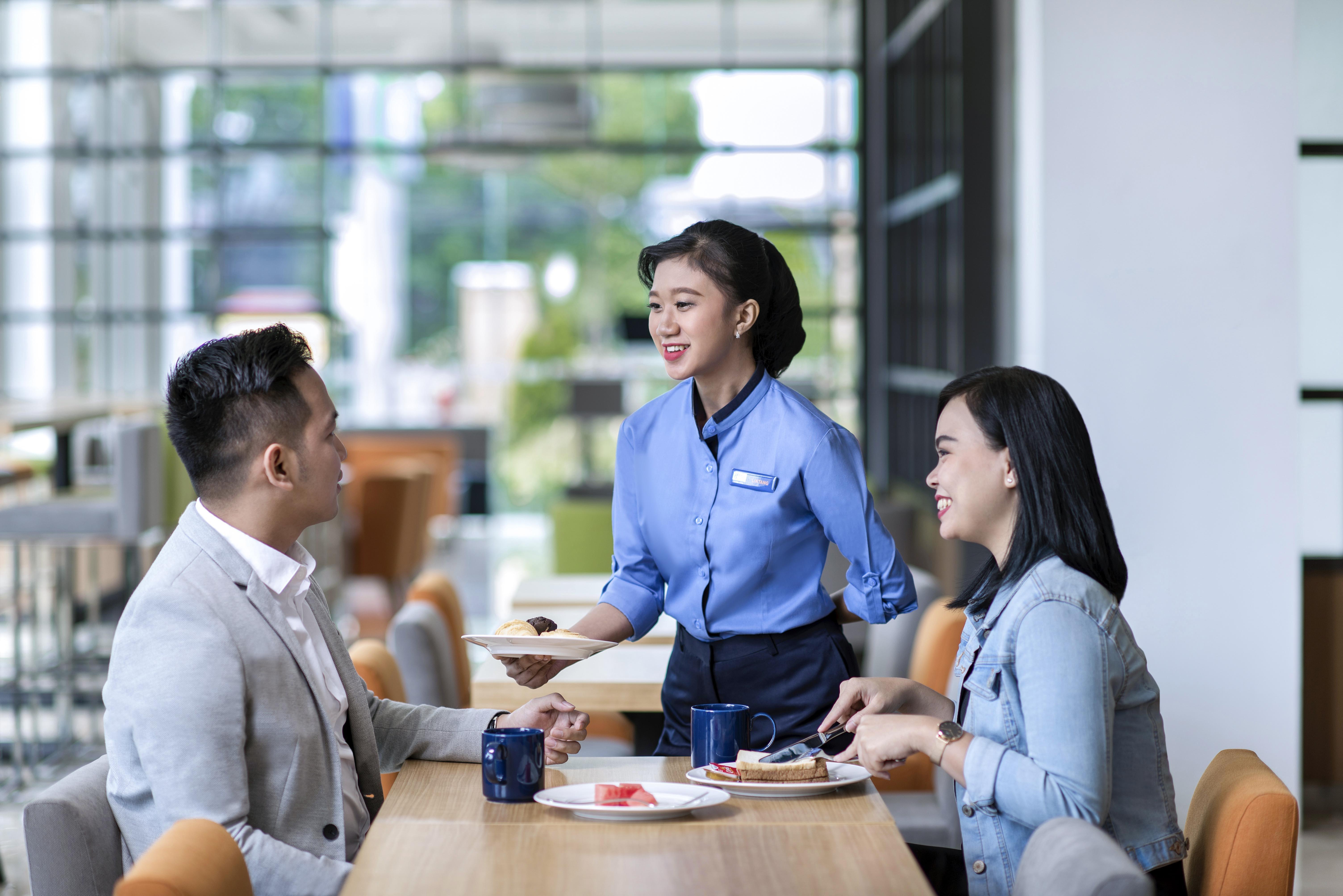 Holiday Inn Express Jakarta Matraman By Ihg Exterior foto