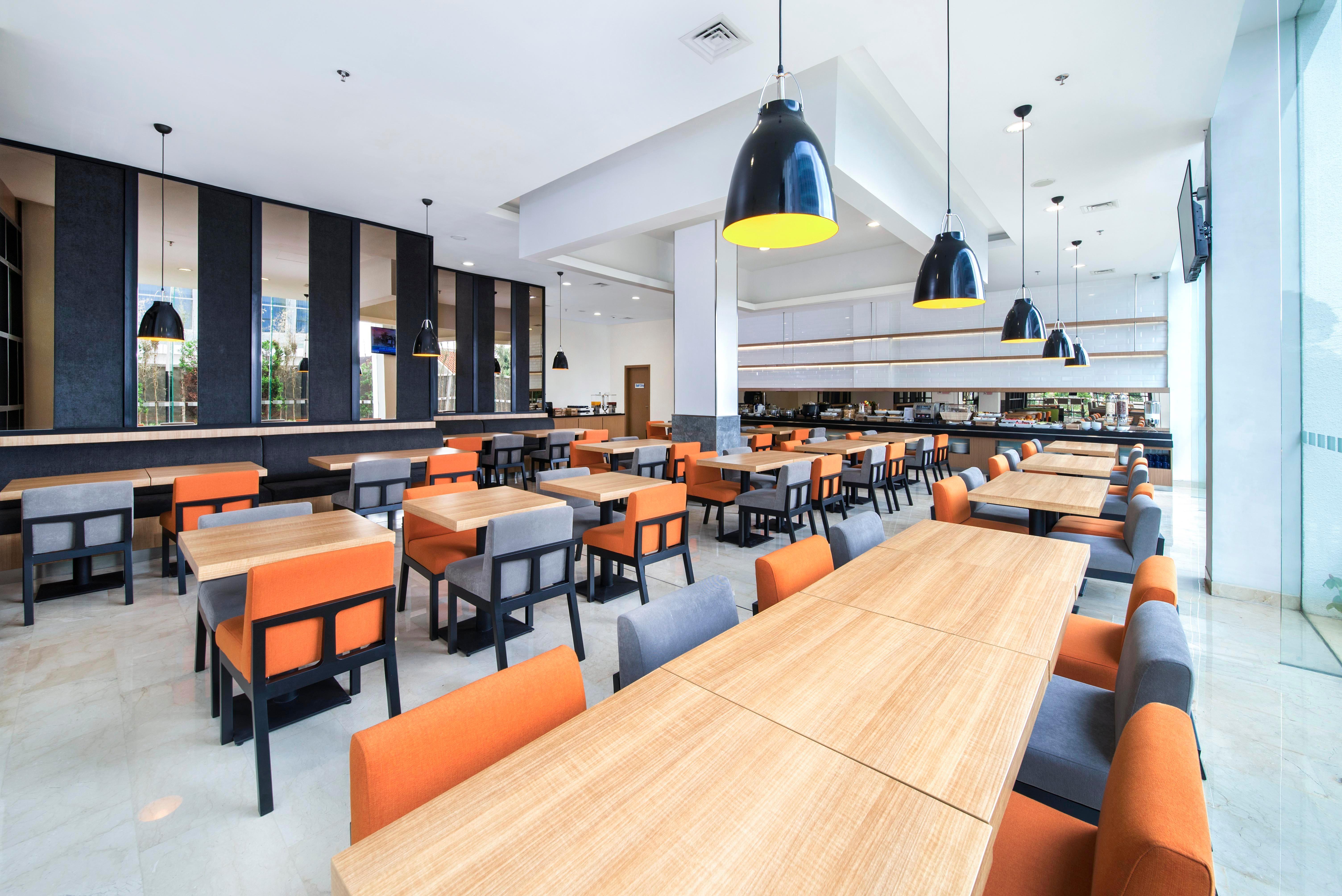 Holiday Inn Express Jakarta Matraman By Ihg Exterior foto
