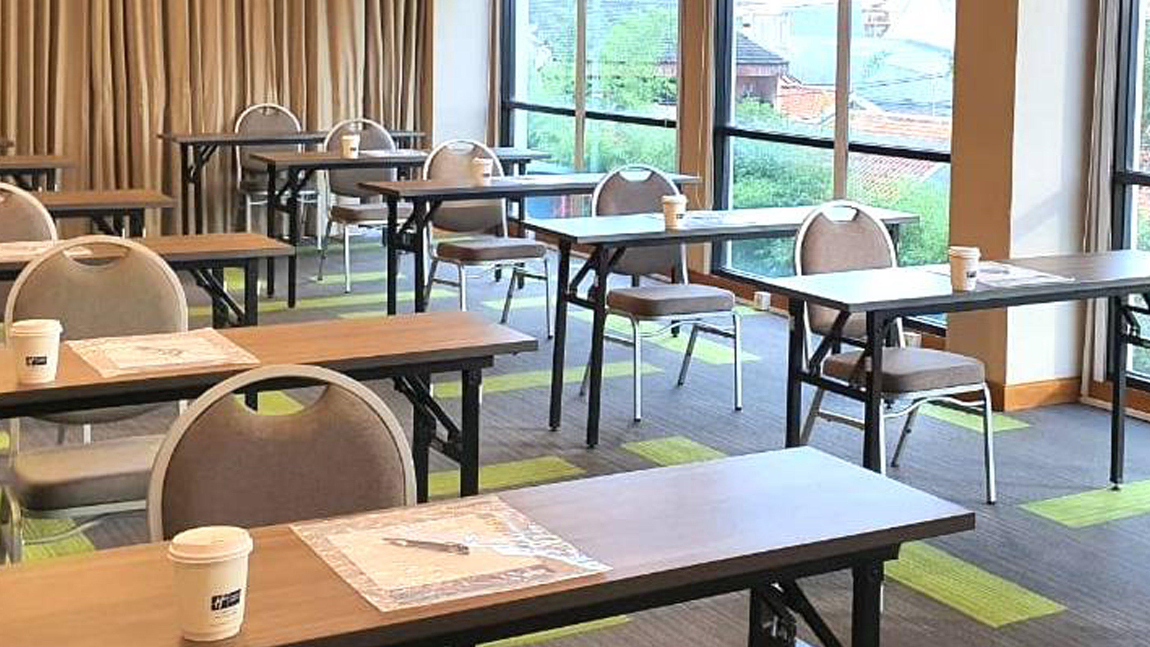 Holiday Inn Express Jakarta Matraman By Ihg Exterior foto