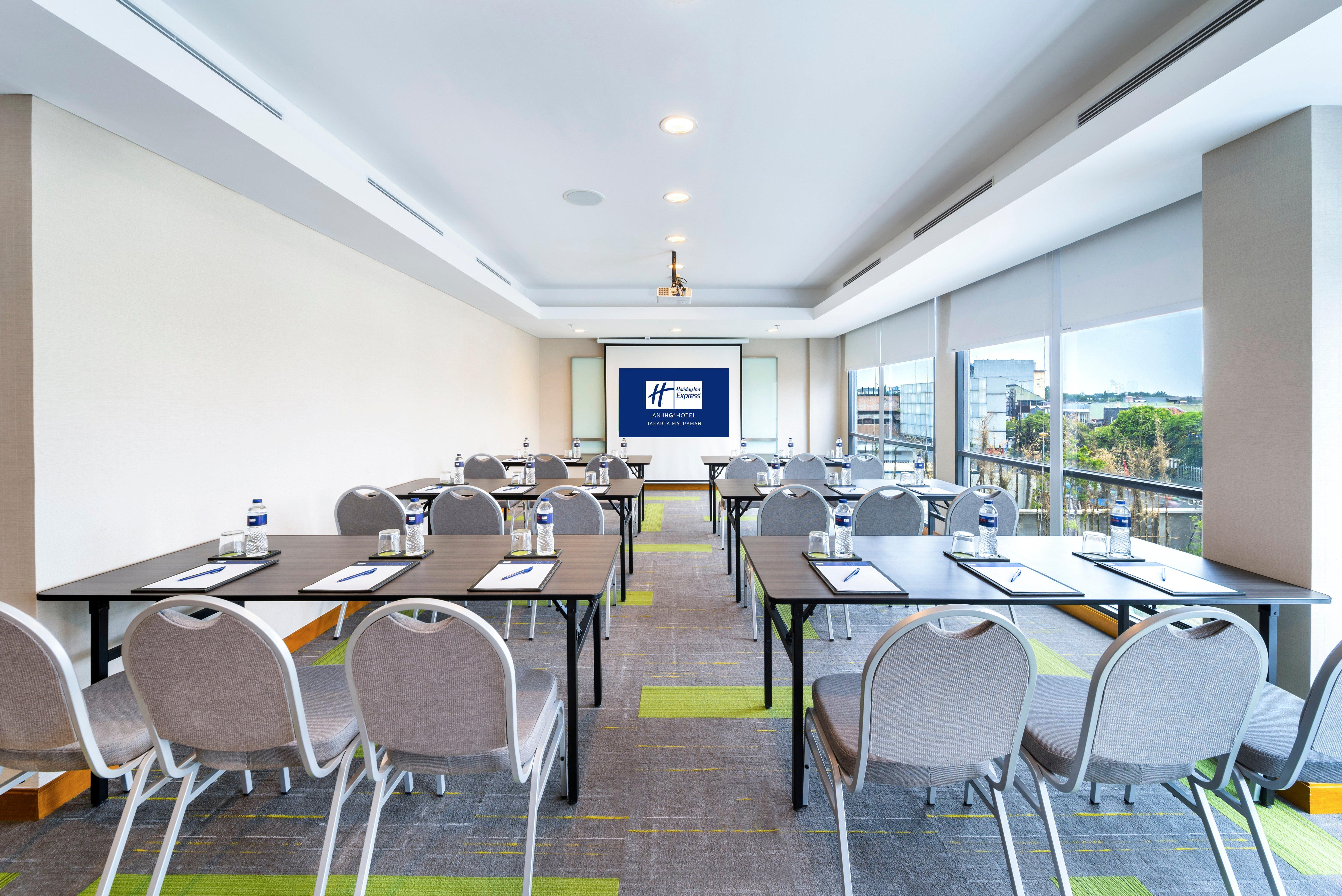 Holiday Inn Express Jakarta Matraman By Ihg Exterior foto