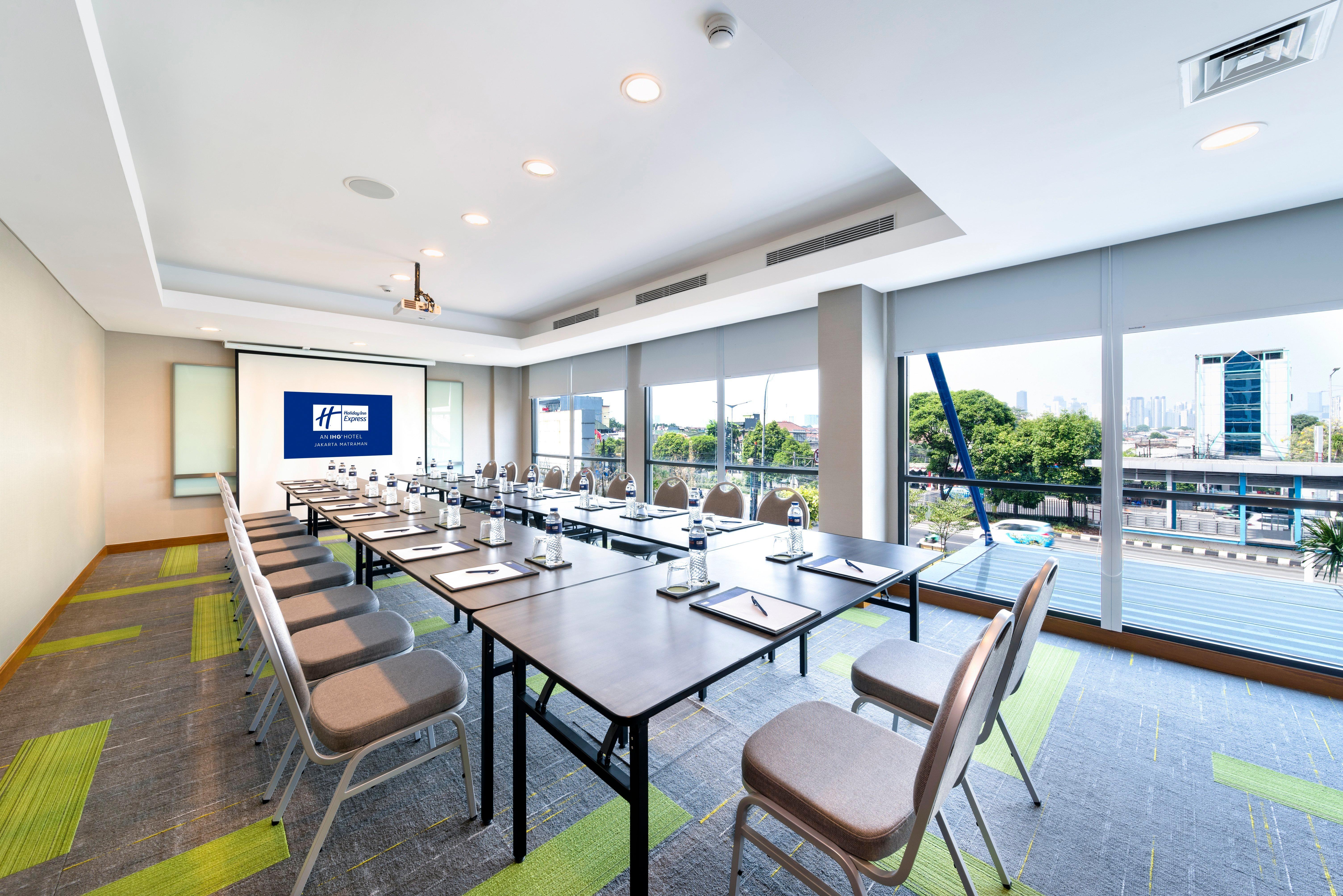 Holiday Inn Express Jakarta Matraman By Ihg Exterior foto