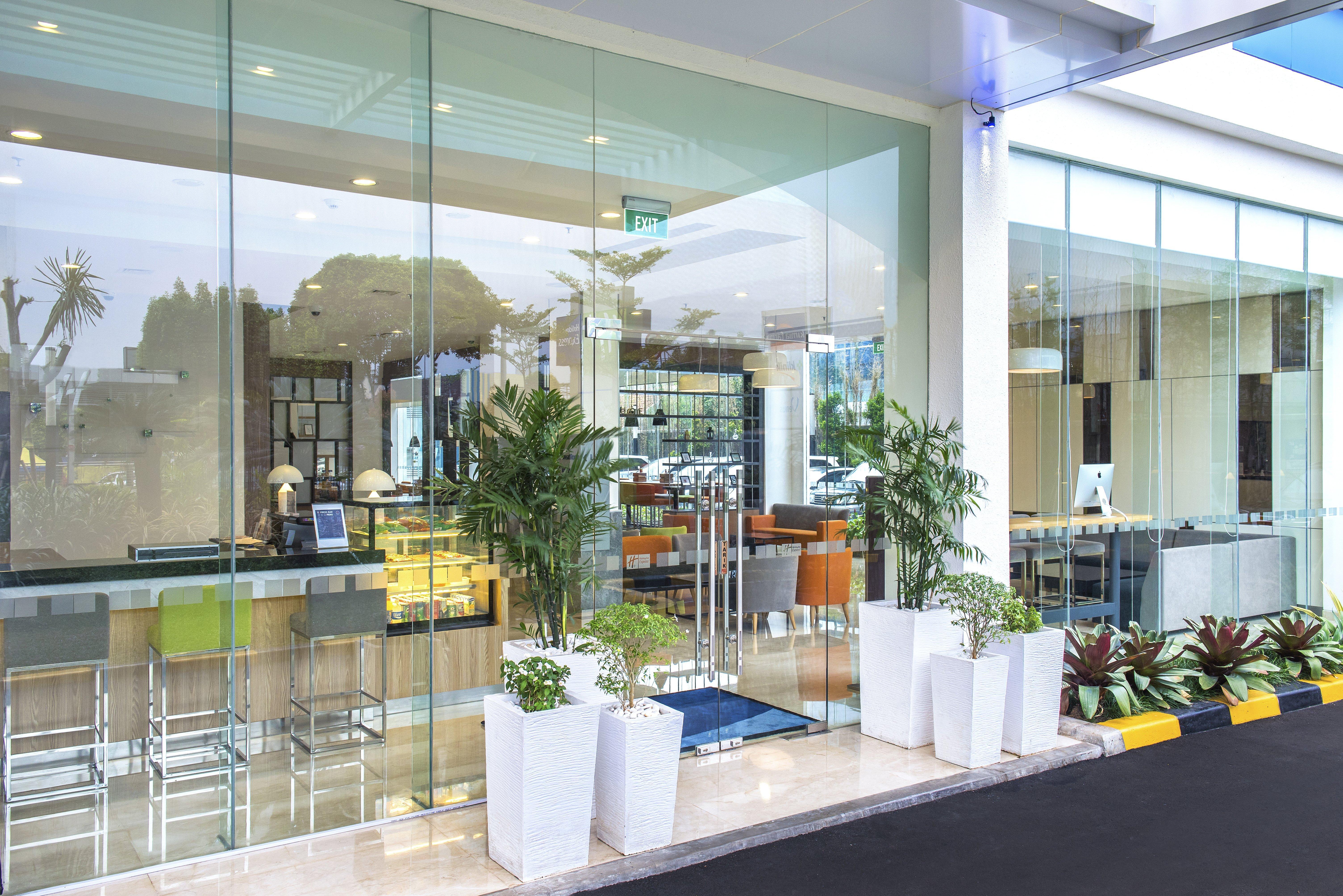 Holiday Inn Express Jakarta Matraman By Ihg Exterior foto