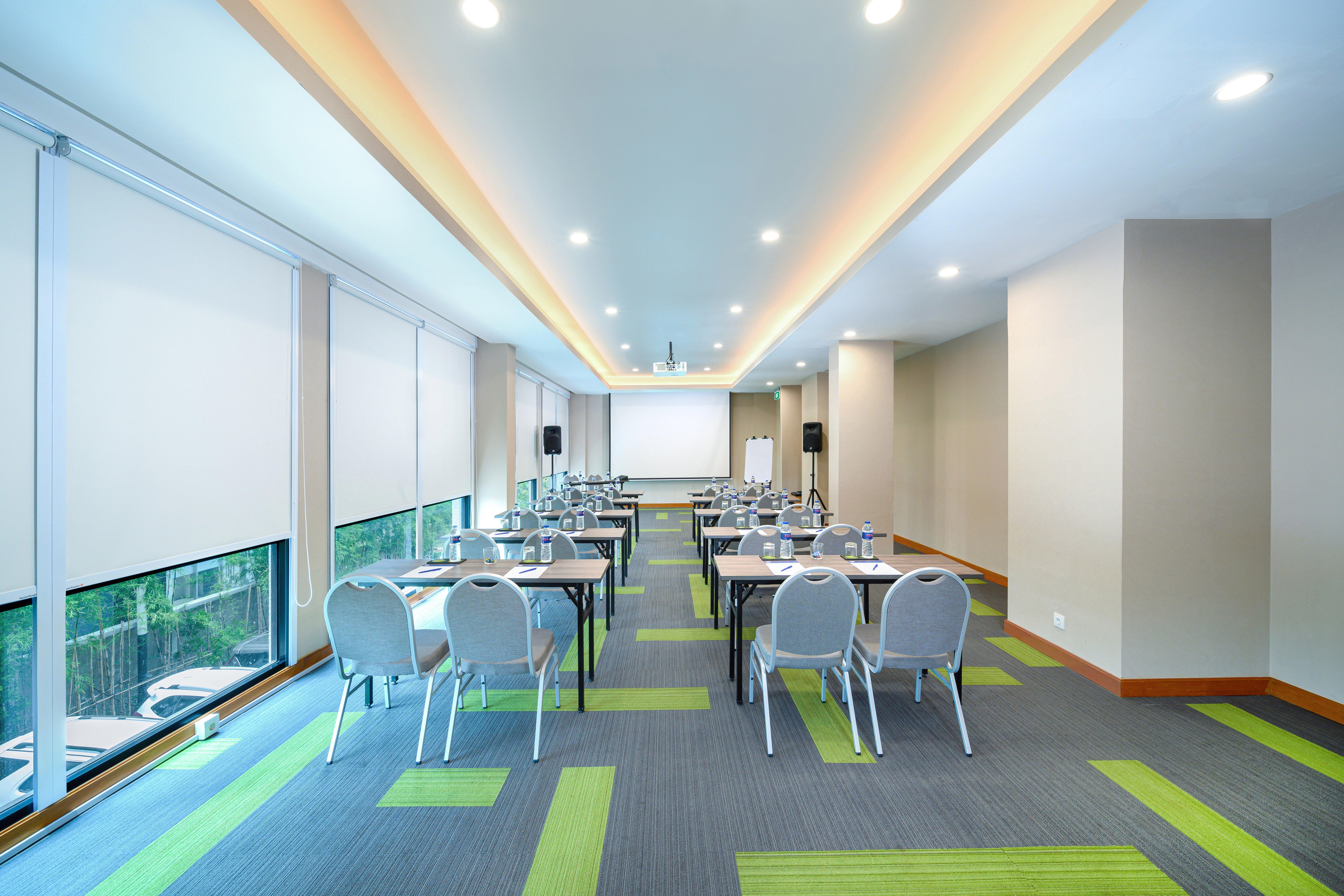 Holiday Inn Express Jakarta Matraman By Ihg Exterior foto