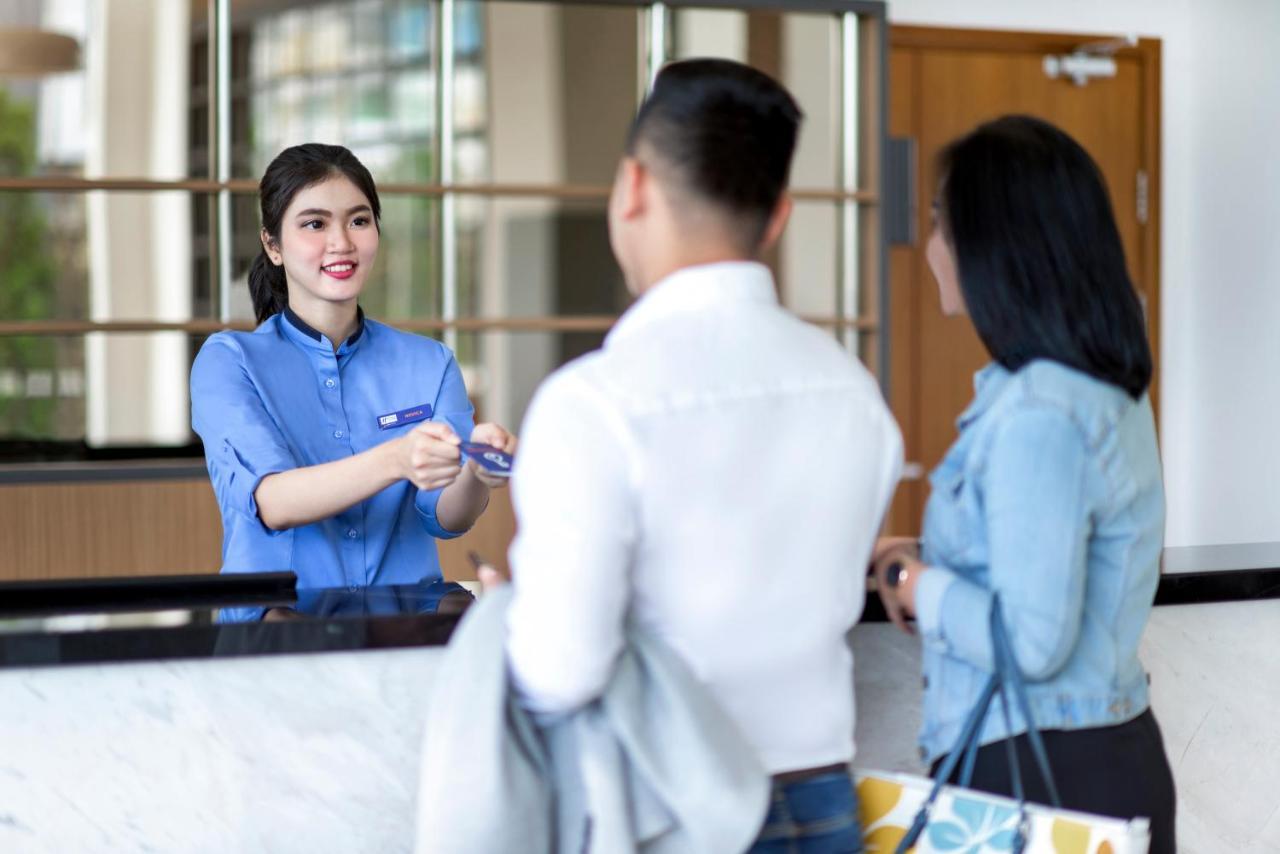 Holiday Inn Express Jakarta Matraman By Ihg Exterior foto
