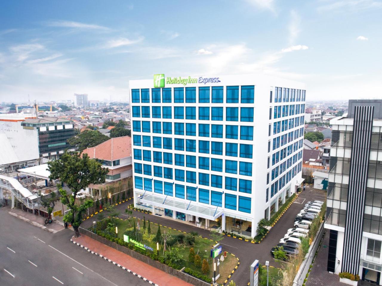 Holiday Inn Express Jakarta Matraman By Ihg Exterior foto