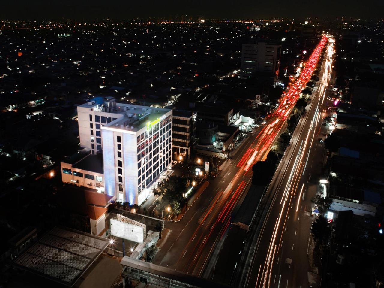 Holiday Inn Express Jakarta Matraman By Ihg Exterior foto