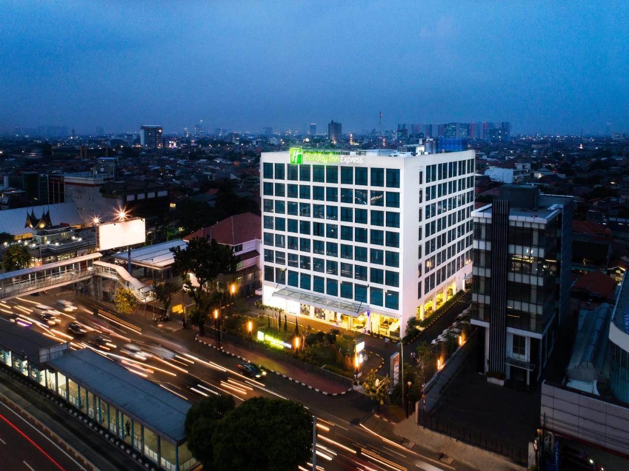 Holiday Inn Express Jakarta Matraman By Ihg Exterior foto